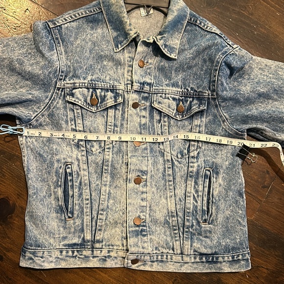 VINTAGE Jean jacket! 💕🖤⭐️ - Picture 13 of 13